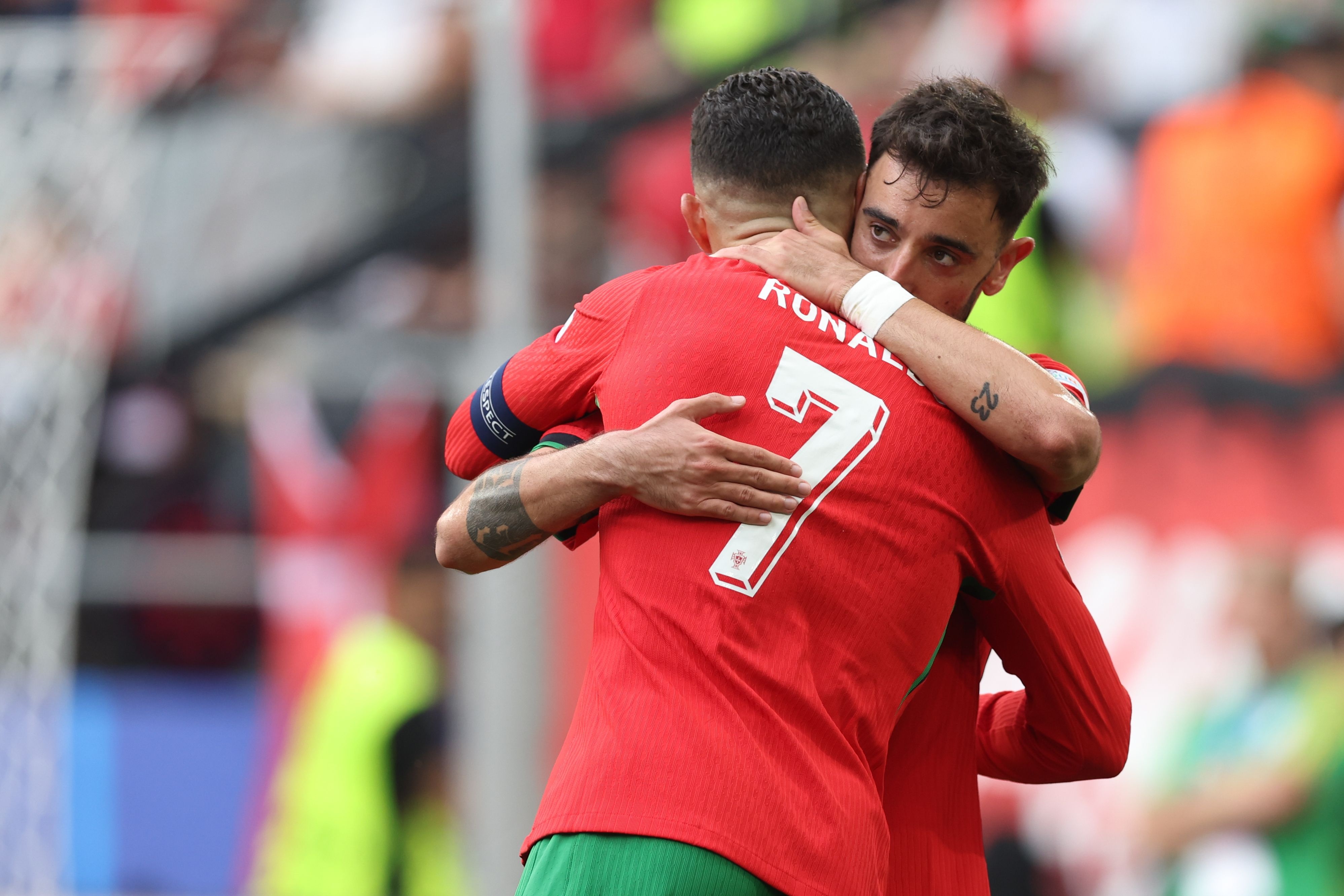 巴黎翻盘英格兰,库尔图瓦带队取胜 巴黎翻盘英格兰,库尔图瓦带队取胜