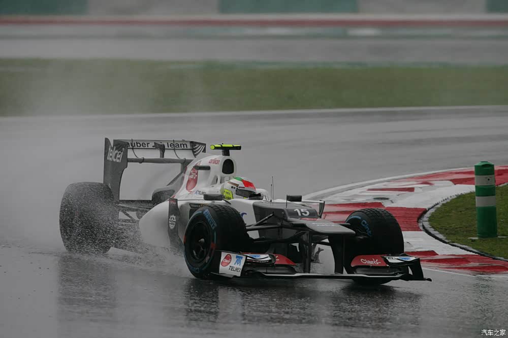 关于迈凯伦逆转阿斯顿马丁，佩雷兹高光表现的信息