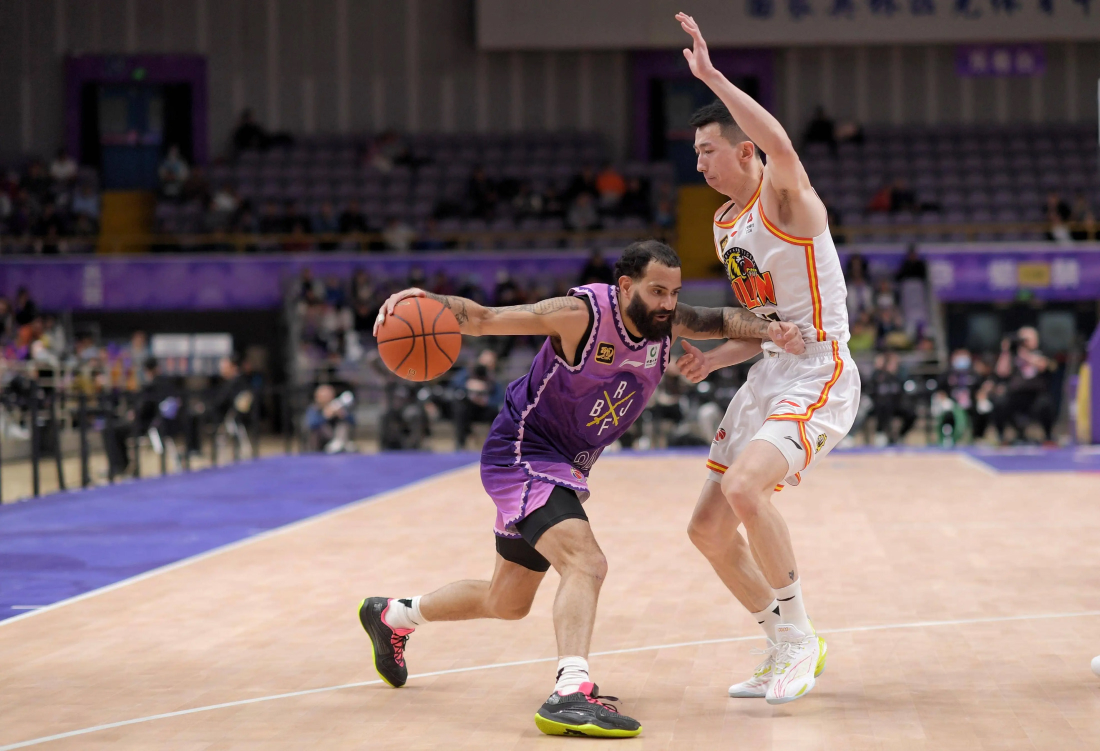 尼克斯逆转山东队,拉文点燃赛场 尼克斯逆转山东队,拉文点燃赛场