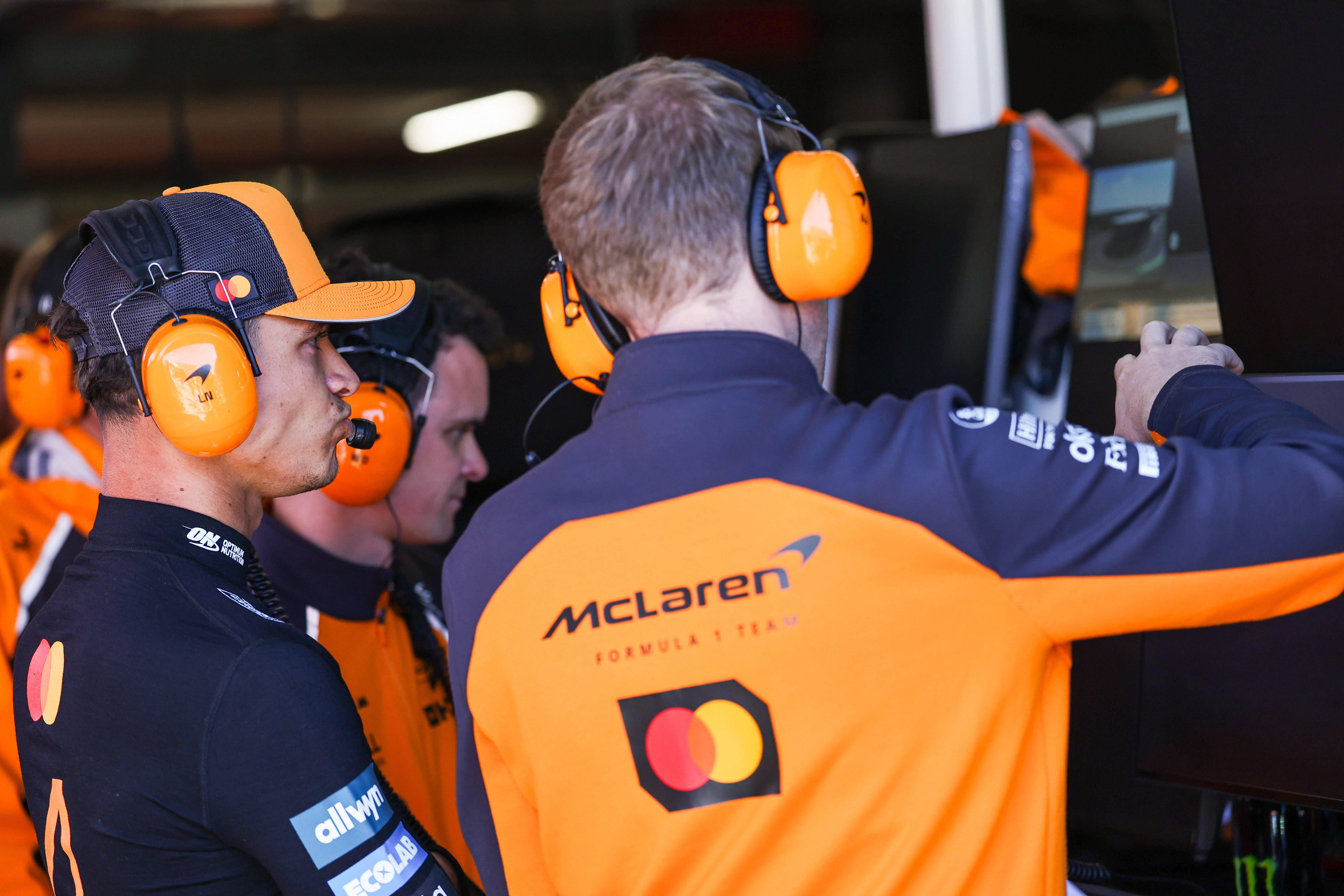 红牛车队险胜雷诺车队，皮亚斯特里点燃赛场的简单介绍