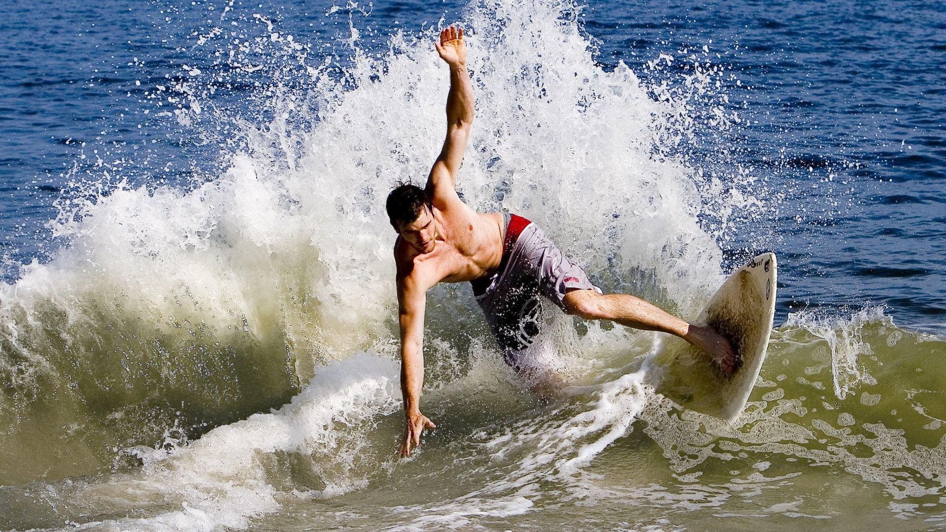 尼克斯强势压制太阳，乔治挺身而出成关键先生，奠定胜利基石